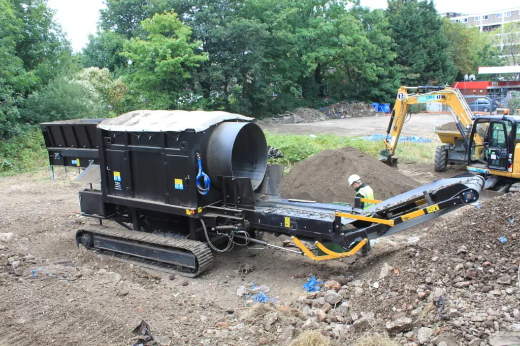 Xtract method being used on a site in Putney with machinery and Environet Staff